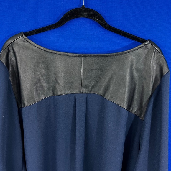 🔥2/$10 LANE BRYANT•| Navy Blue Black Faux Leather Zipper Sleeve Blouse/Tunic 26 - Picture 4 of 11